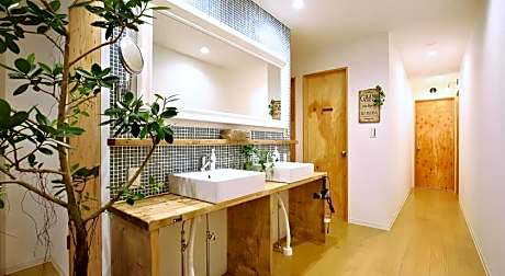 IZA Enoshima Guest House & Bar