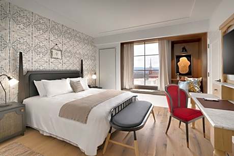 King Room with Roll-in Shower - Mobility and Hearing Accessible