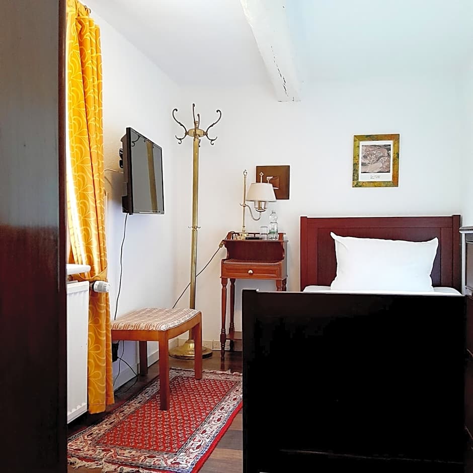 Photo 1 of 14 of Single Room