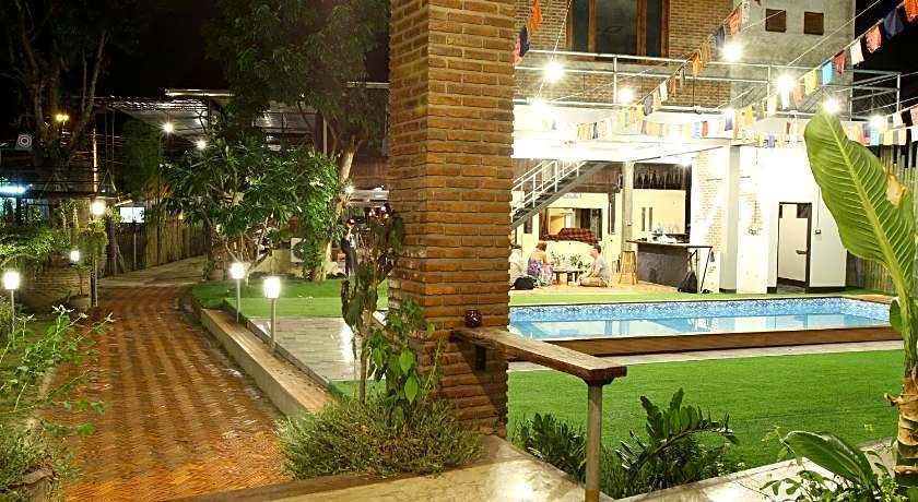 Above The Sea Boutique Hotel