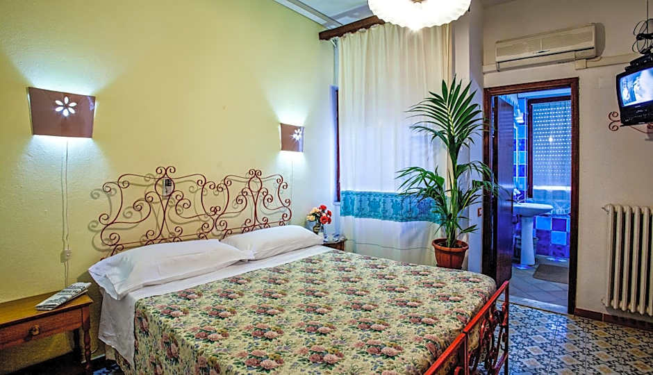 Hotel Villarosa con Vespa Rent