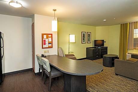 1 Queen 1 Bedroom Suite Mobil Access Tub
