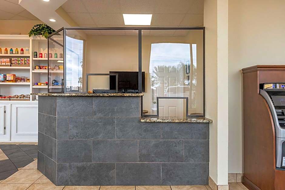 Econo Lodge Inn & Suites Maingate Central