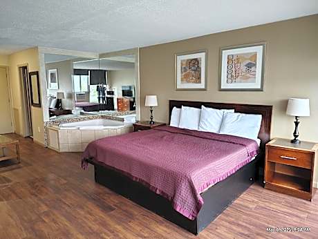Suite with Hot Tub