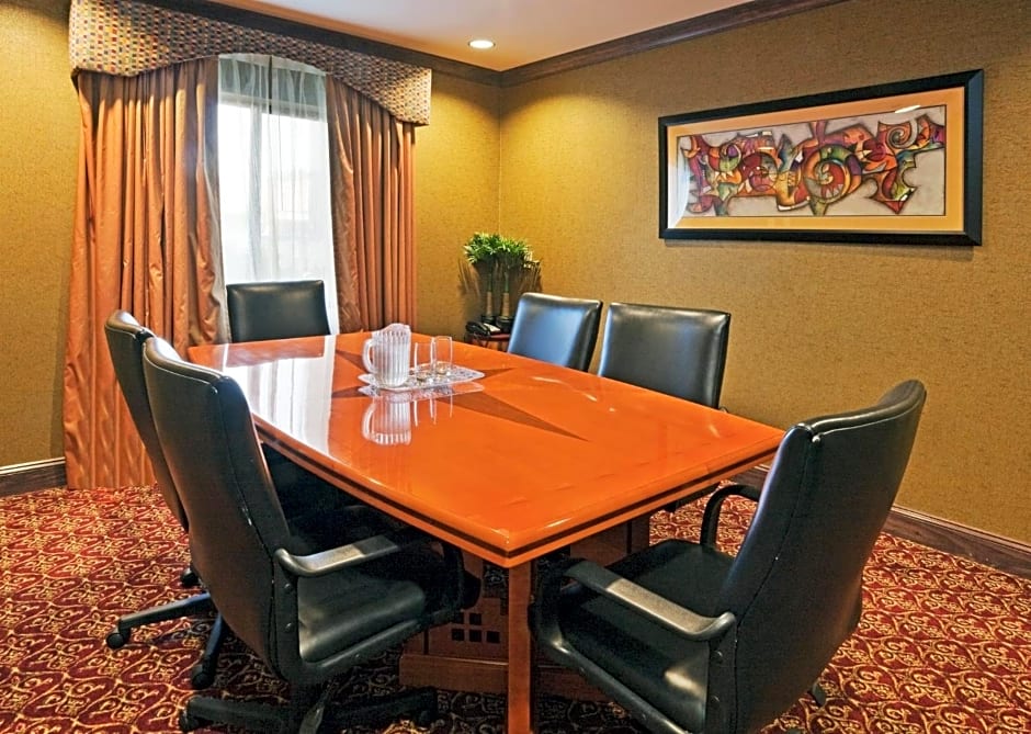 Holiday Inn Express Hotel & Suites Birmingham - Inverness 280 By IHG