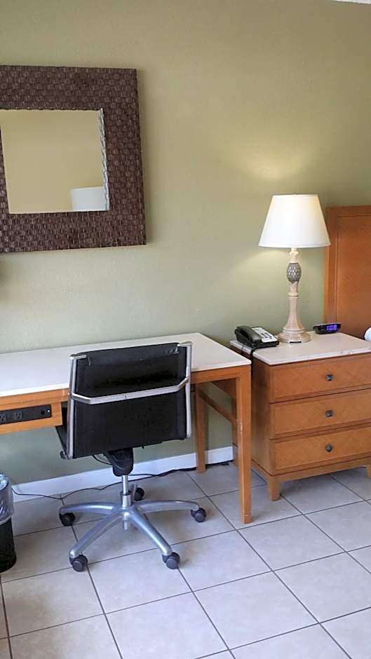 Days Inn by Wyndham Cocoa Cruiseport West At I-95/524