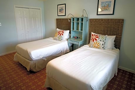 1 King Bed And 2 Twin Beds~ Two-Bedroom Suite~ Non-Smoking