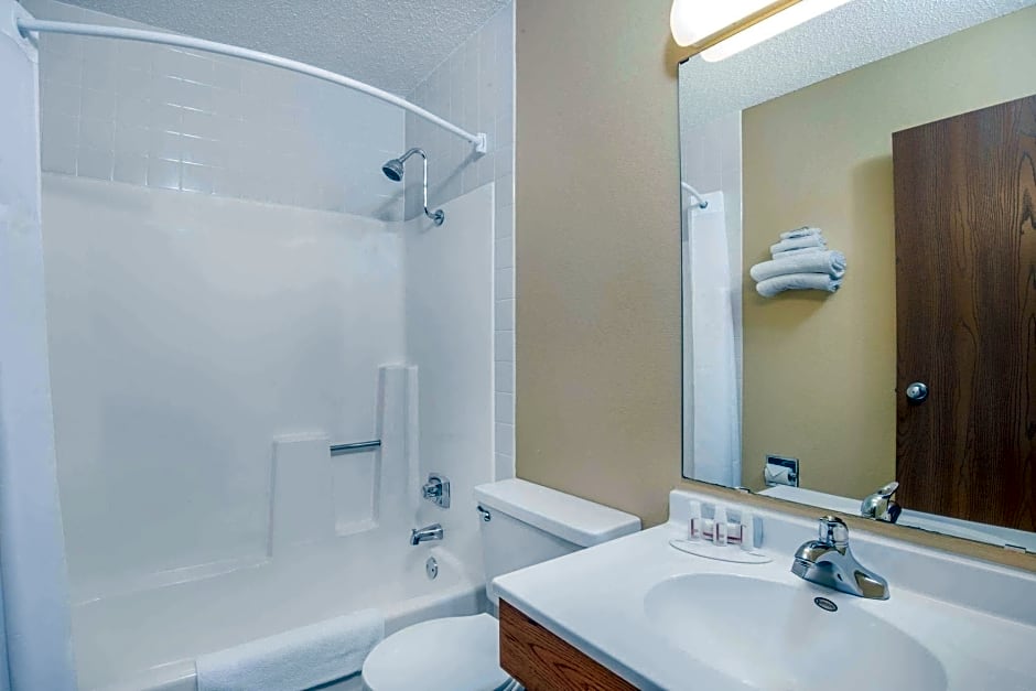 Super 8 by Wyndham Grand Rapids