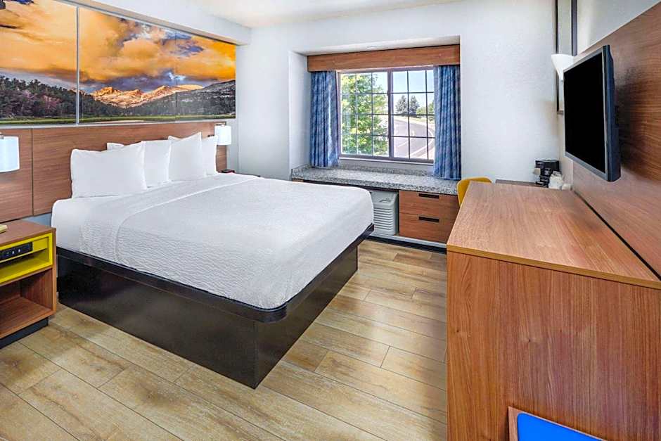 Days Inn & Suites by Wyndham Greeley