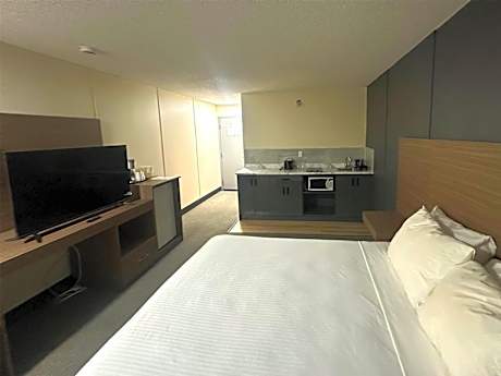 One-Bedroom Suite with One King and One Queen Bed - Non-Smoking