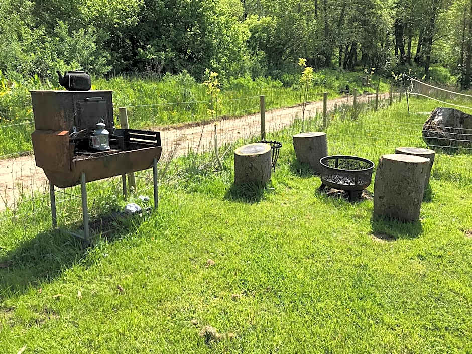 Shepherds Huts Ham Hill, 2 double beds, Bathroom, Lounge, Diner, Kitchen, LOVE dogs & Cats Looking out to lake and by Ham Hill Country Park plus parking for large vehicles available also great deals on workers long term This is the place to relax and BBQ