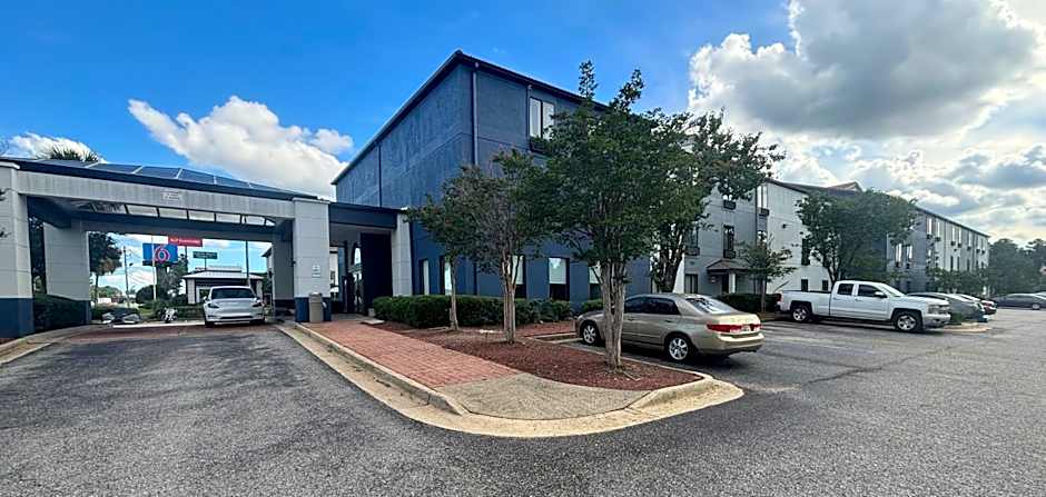 Quality Inn & Suites at Airport Blvd I-65