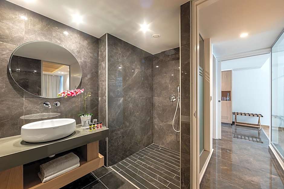 Limanaki Beach Hotel & Suites