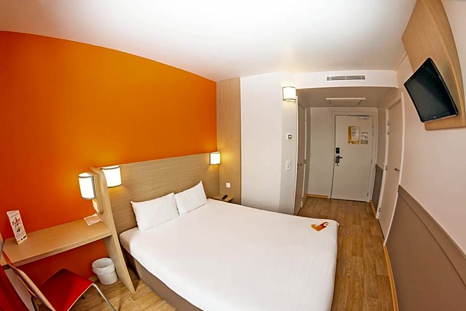 Photo 1 of 9 of Double Room