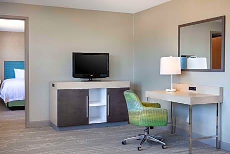 1 KING BED 1 BEDROOM SUITE NONSMOKING