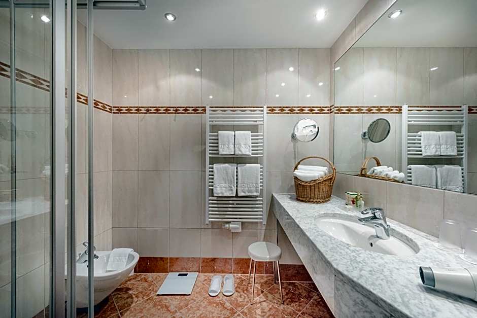 Hotel Norica - Thermenhotels Gastein mit dem Bademantel direkt in die Therme