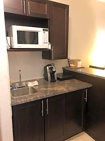 Deluxe Queen Studio - Non-Smoking