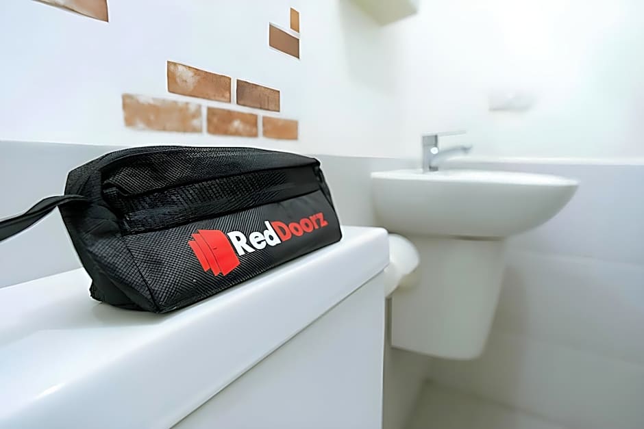 RedDoorz Plus @ Costa Roca Balamban