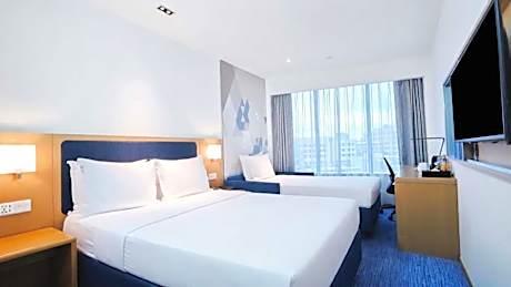 Standard Queen Room with Sofa Bed - Non-Smoking