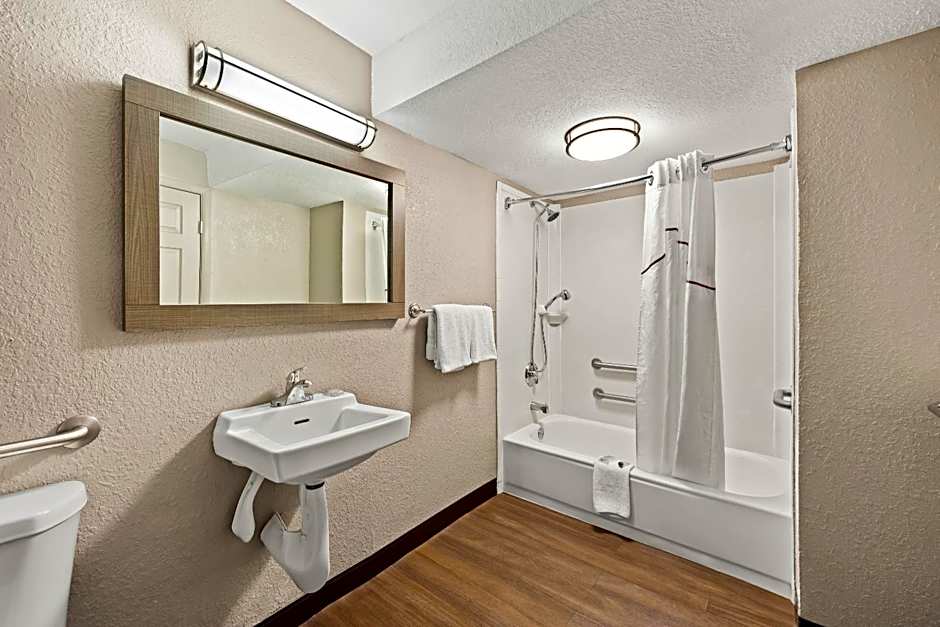 Red Roof PLUS+ & Suites Naples Downtown-5th Ave S