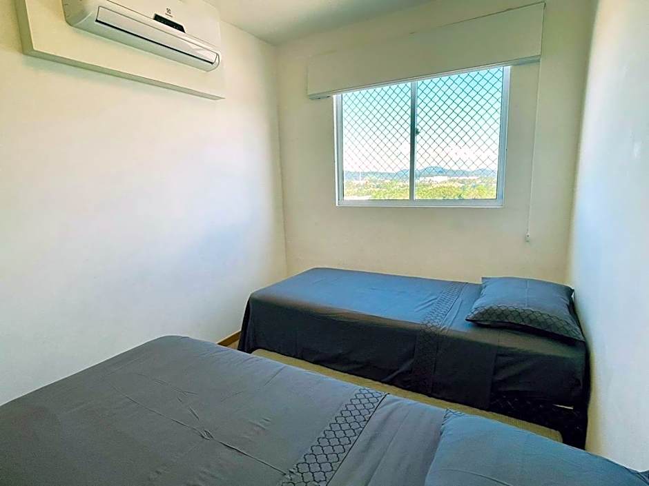 Apto 6º andar, 200m praia, 15min Beto Carrero, 2 quartos, sacada com churrasqueira