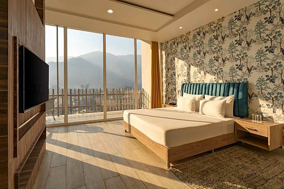 SPT Clarks Inn Suites, Mandi