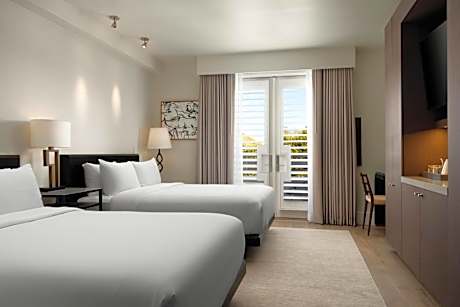 Queen Room with City View with Balcony and Roll-In Shower - Mobility/Hearing Accessible