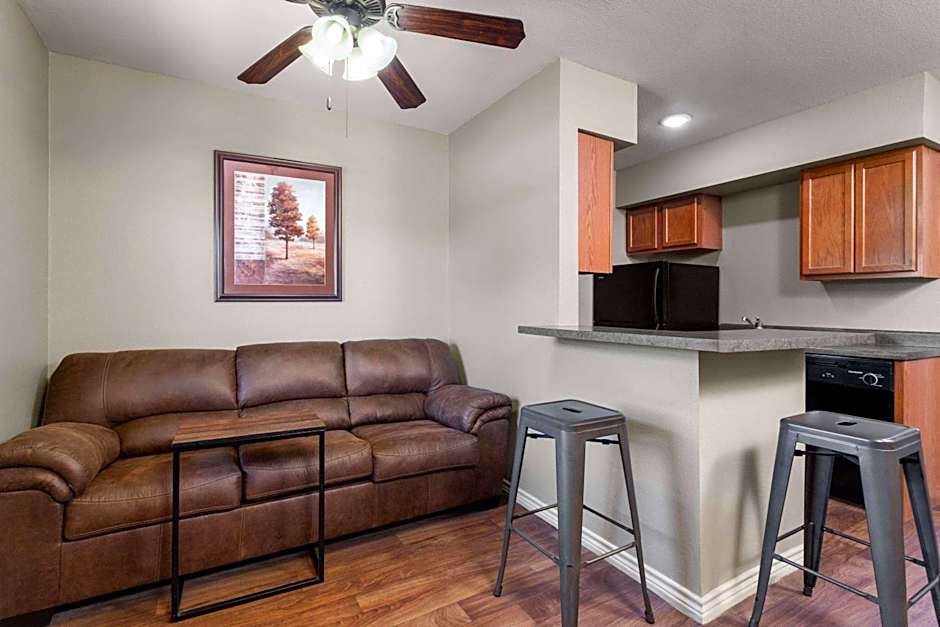 Eagle's Den Suites Kenedy a Travelodge by Wyndham