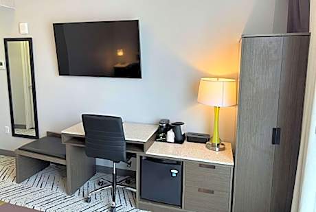 Super 8 by Wyndham Bronx Near Stadium