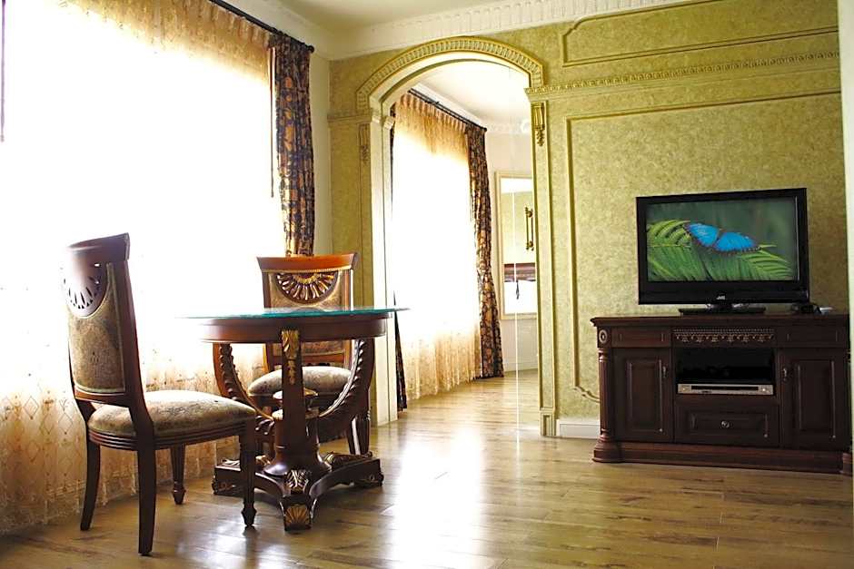 Four Seasons Place Hotel