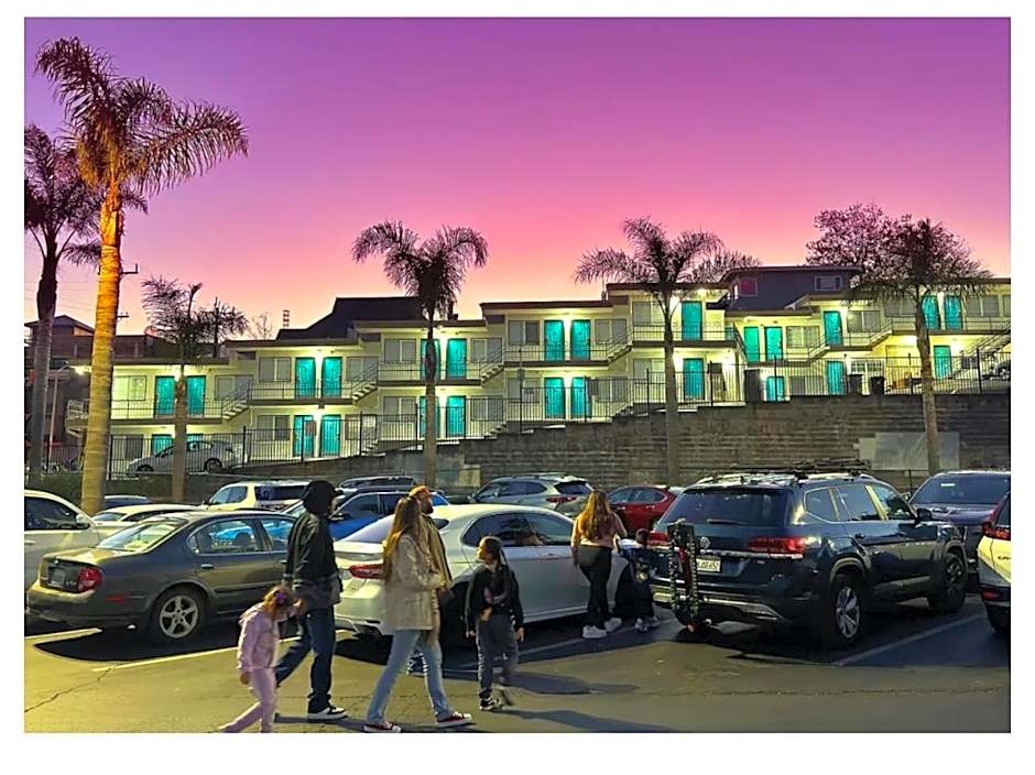 Fireside Inn By The Beach Boardwalk & Bowling