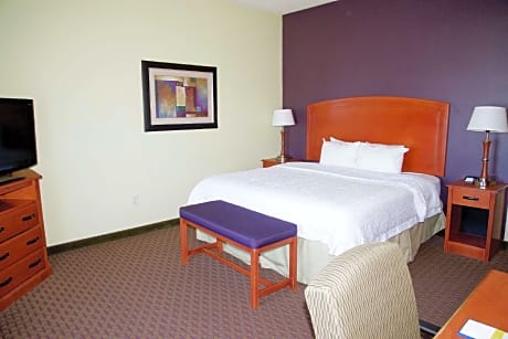 1 KING MOBILITY ACCESS WITH TUB NONSMOKING HDTV/FREE WI-FI/WORK AREA HOT BREAKFAST INCLUDED