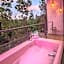 Frida's Artsy Condo with own mural, outdoor tub & rooftop pool