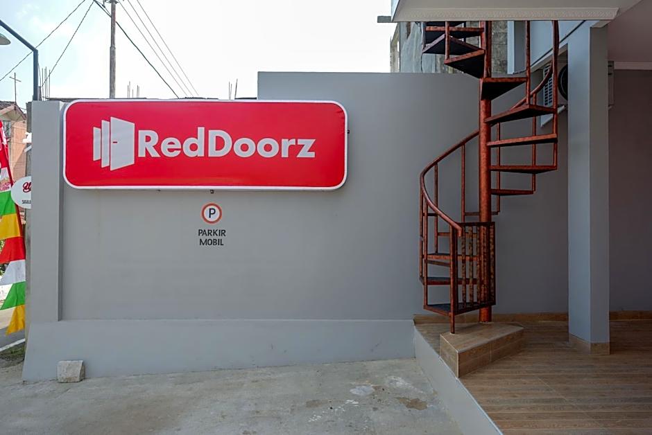 RedDoorz near Rita Supermall Purwokerto 2