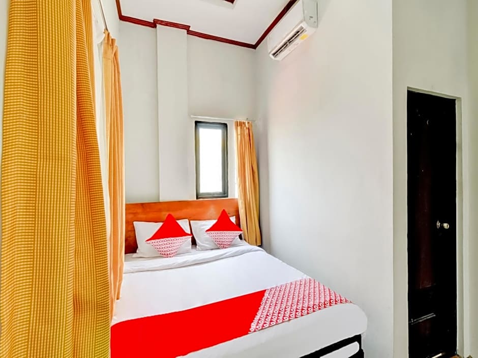 Vaccinated Staff - OYO 90048 Teratai Bekasi Guesthouse