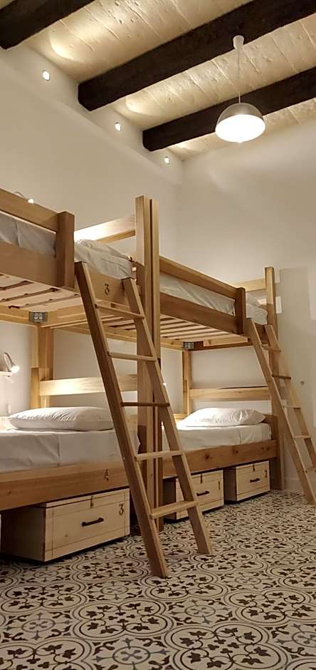 Foto 1 von 4 von Bed in 6-Bed Female Dormitory Room