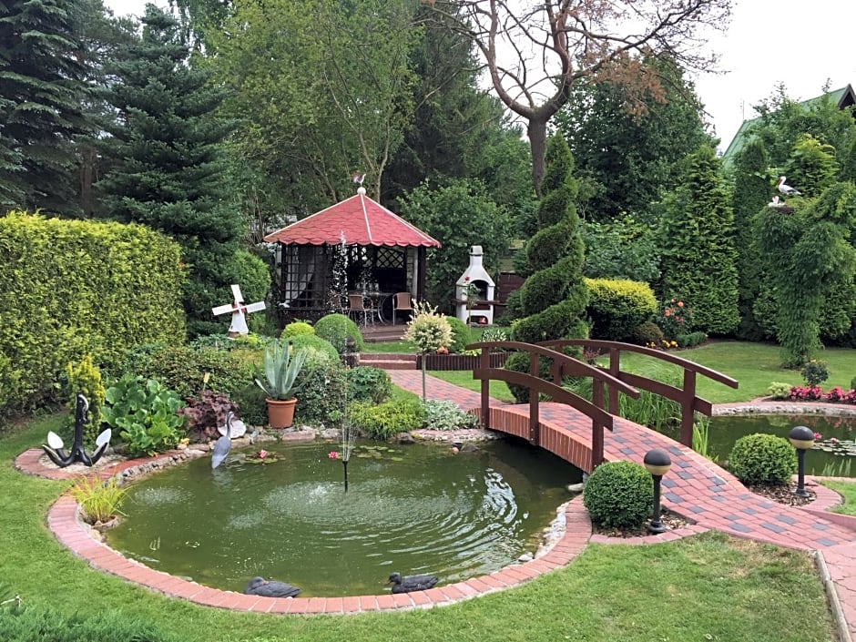 Domek Kamień nad jeziorem z jacuzzi