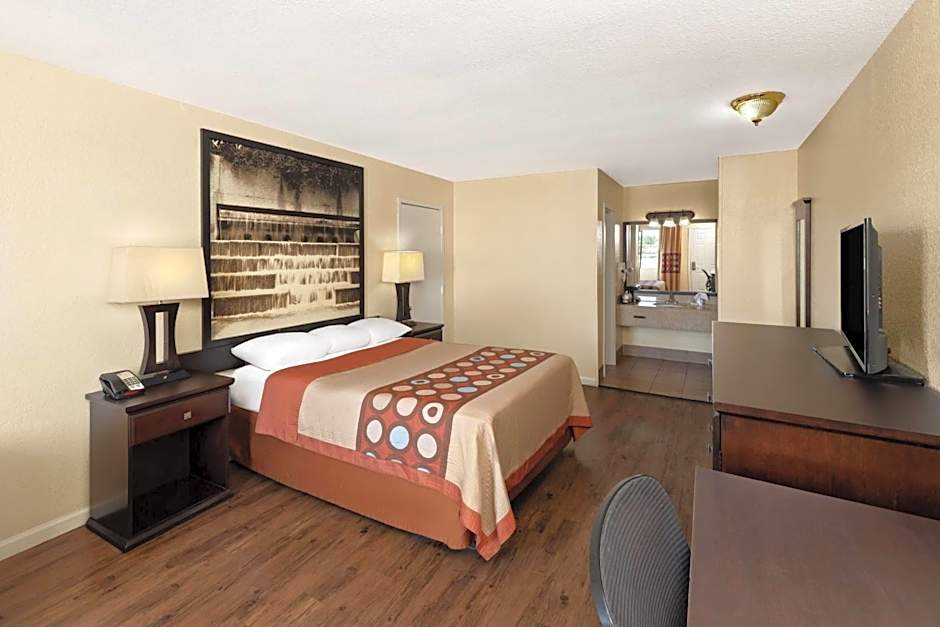 Super 8 by Wyndham Temple S. General Bruce