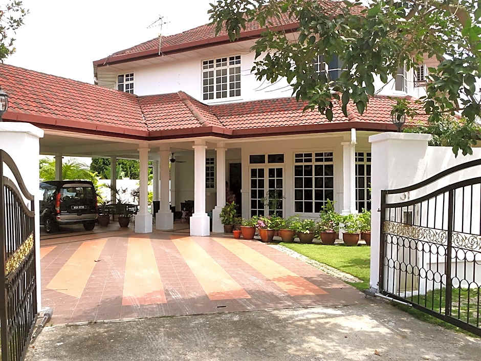 Rumah Putih B&B near KLIA
