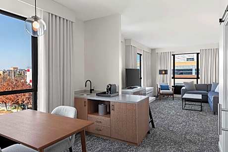 1 King 1Bedroom Ste Mobility Access W/Ri Shwr