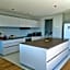 Amara 2 -Designer Penthouse with Solar Power
