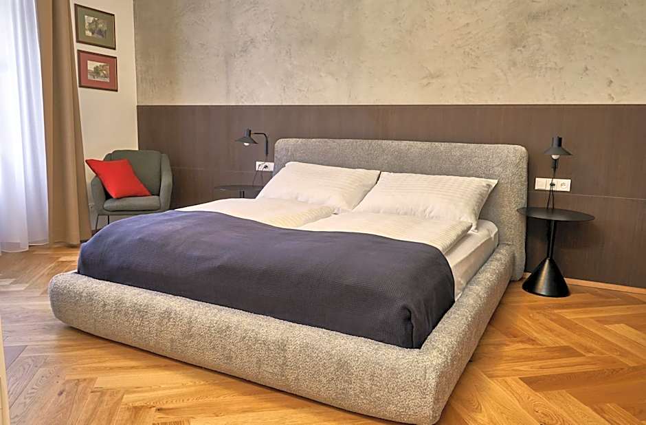 Three Golden Crowns Apartments