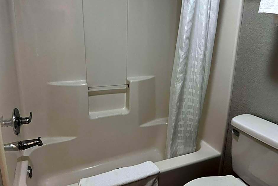 Days Inn by Wyndham Wagoner