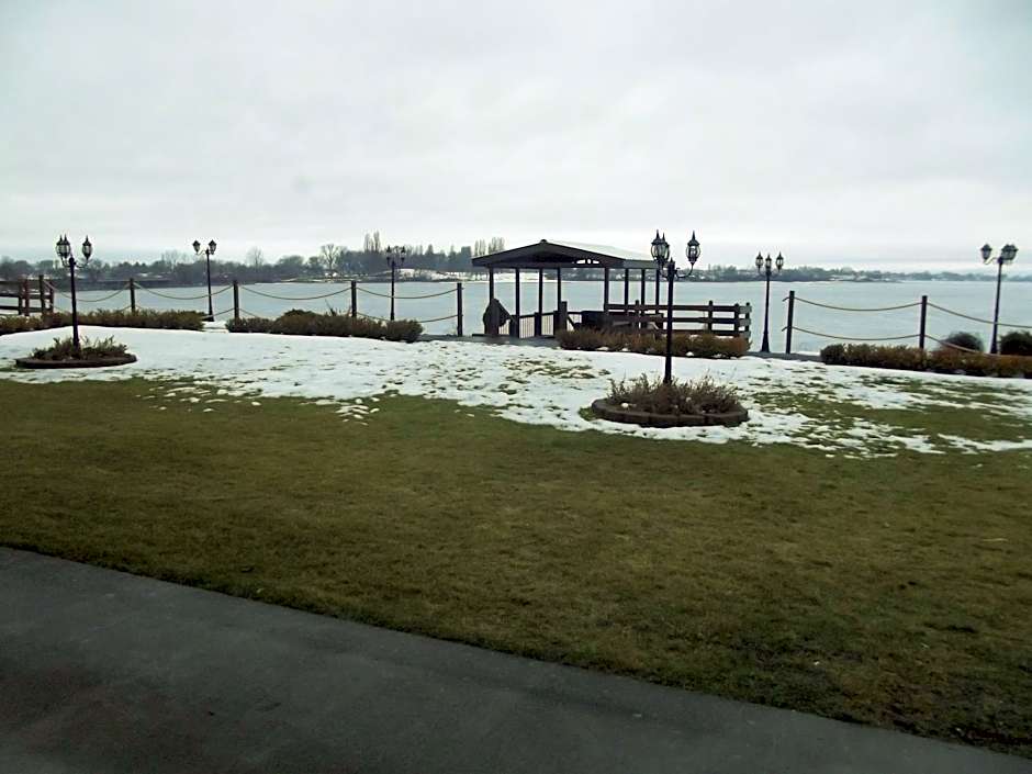 Best Western Plus Lake Front Hotel