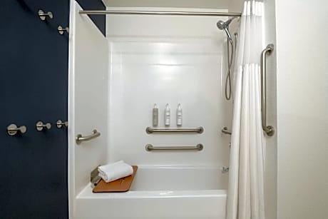 2 Queen Mobility/Hearing Accessible Bathtub