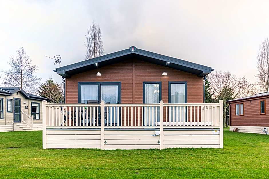 Woodpecker Lodge with Hot Tub