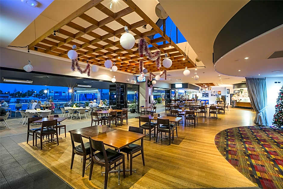 Nightcap at Kawana Waters Hotel