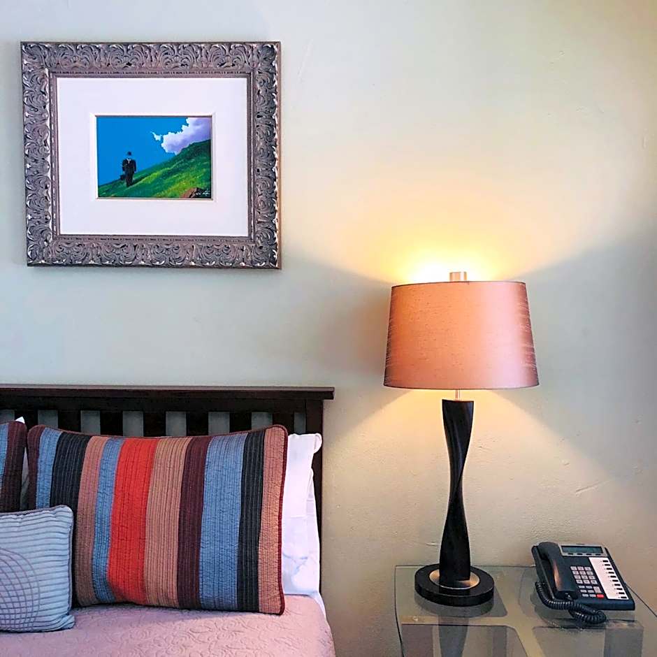 Queen's Inn By The River