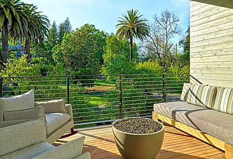 Deluxe King Room with Balcony - Streamside
