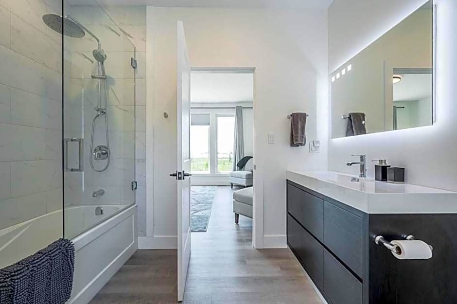 Huronia Luxury Lakefront Views & Game Room!